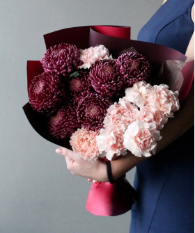 Хризантемы Бигуди рэд и диантусы в букете "Бархат" №3109