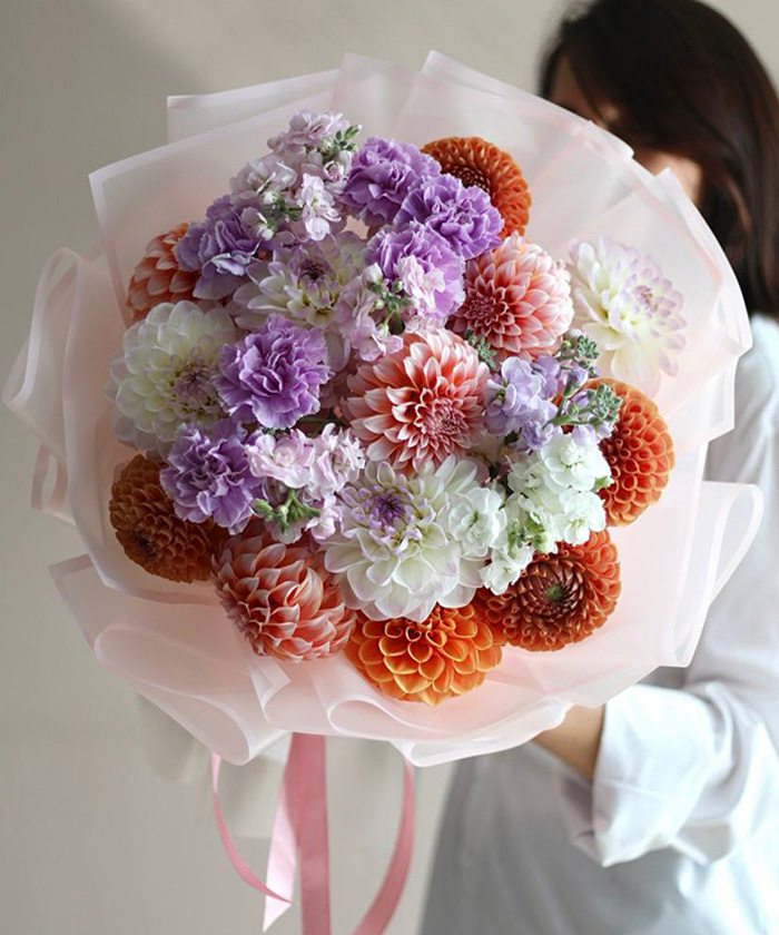 Авторский букет с георгинами Пичес и маттиолой №8674