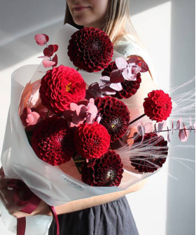 «Карминовое сердце» букет из георгин марсала и эвкалипта №5639