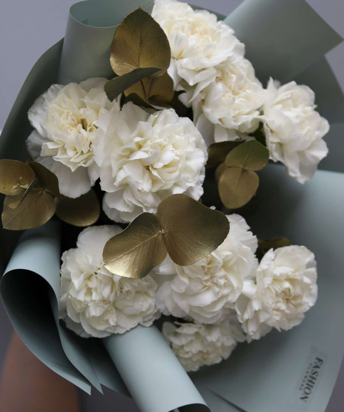 9 белых диантусов с эвкалиптом в букете 