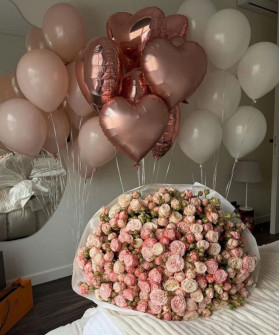 Букет кустовых роз мадам Бомбастик и охапки шаров в нежных оттенках - комбо набор №2801